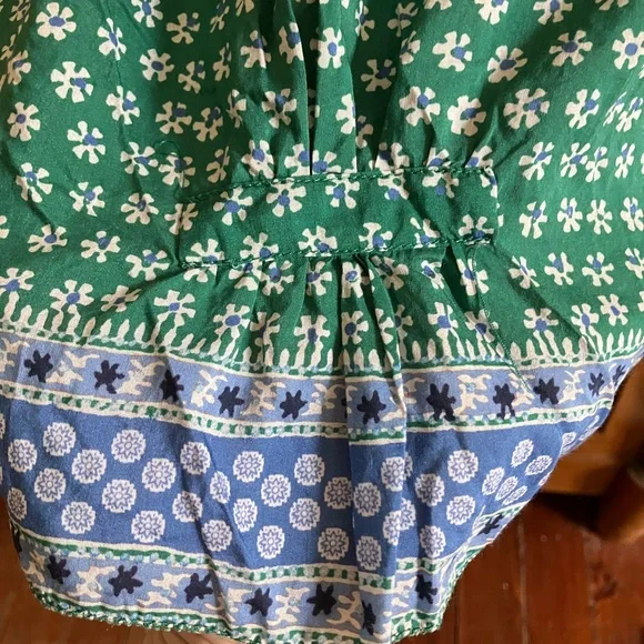 Trovata Birds of Paradiae Green Floral silk top with Blue Accents Sz L - Picture 6 of 6